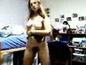 Uma linda loira se exibindo na webcam